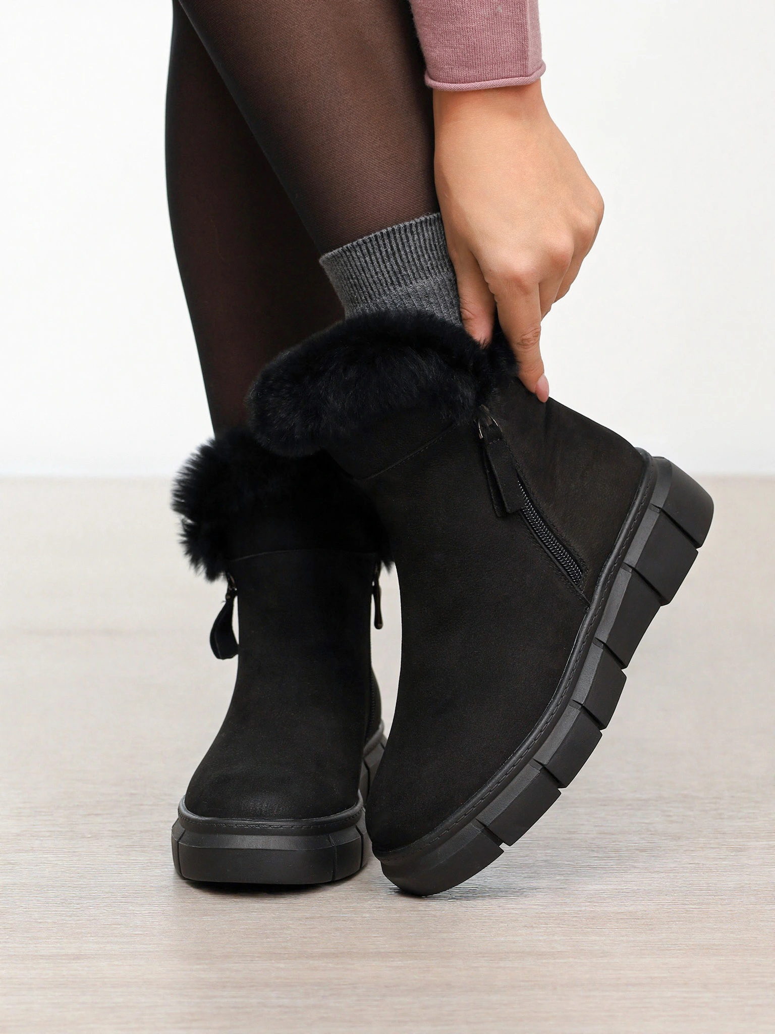 Ботинки черного цвета с оторочкой мехом на средней платформе